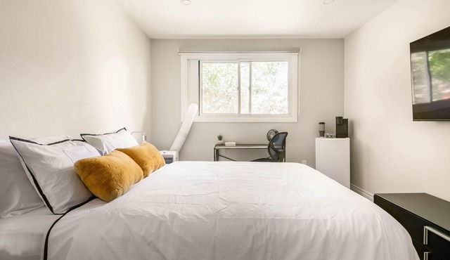 Chic, Spacious Home off Yonge St