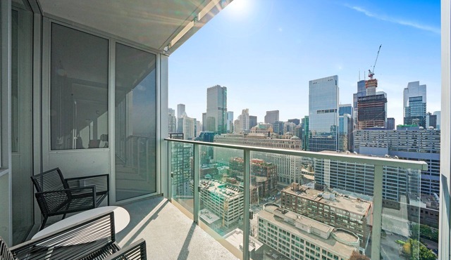 Chic Stay in River North: Luxury Suites, Top Amenities, Near Arts & Nightlife!