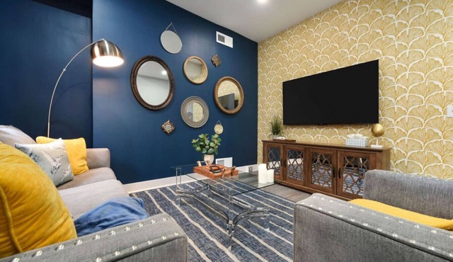 Chic Stay: King Bed, Pet-Friendly, Prime Location