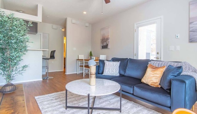 Chic Stays 1BR King Suite, Free Parking,Pool & Gym