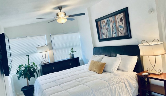 Chic studio A/C and WiFi in delightful Pompano Beach only 3 miles to the beach