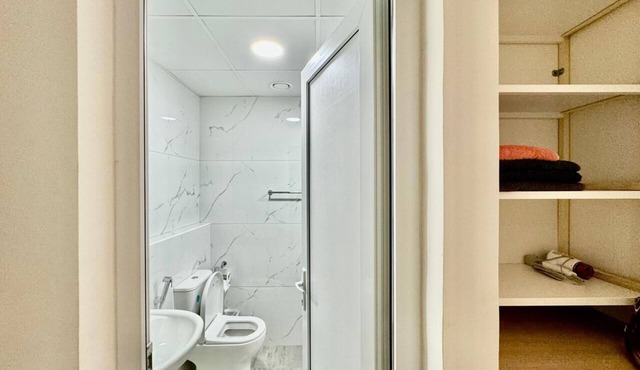 Chic Studio apartment in fabulous Dubai with WiFi, AC