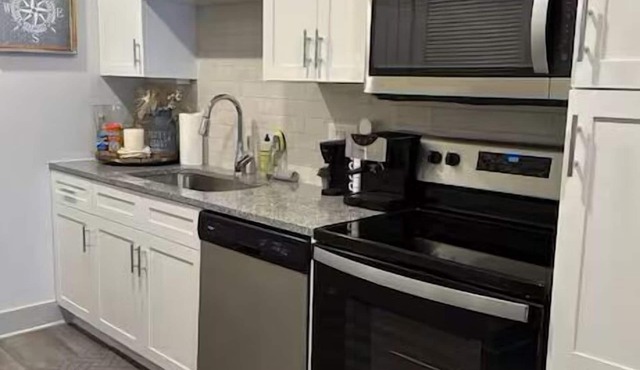 Chic Studio Apartment with AC, WiFi, fitness room in Med Cntr Houston