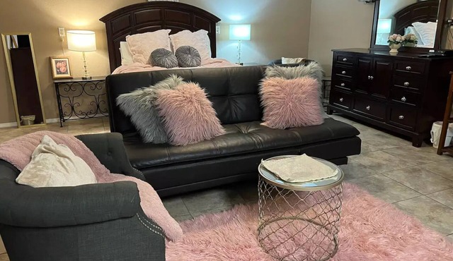 Chic Studio B w/private yard