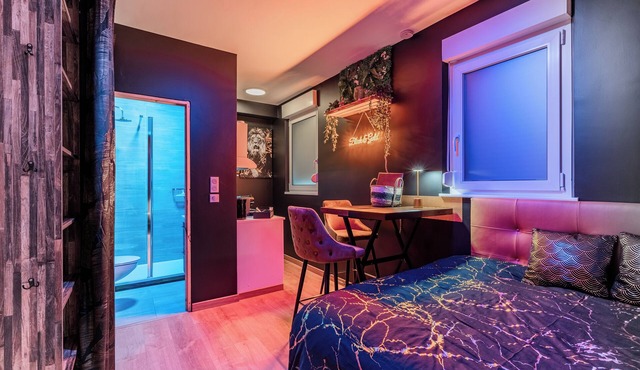 Chic Studio Black & Gold | Business & Romantic Stay | Netflix, - Near Strasbourg
