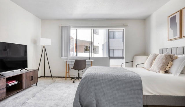 Chic Studio City Studio w/Gym, Pool & W/D, near TJ & WF, by Blueground