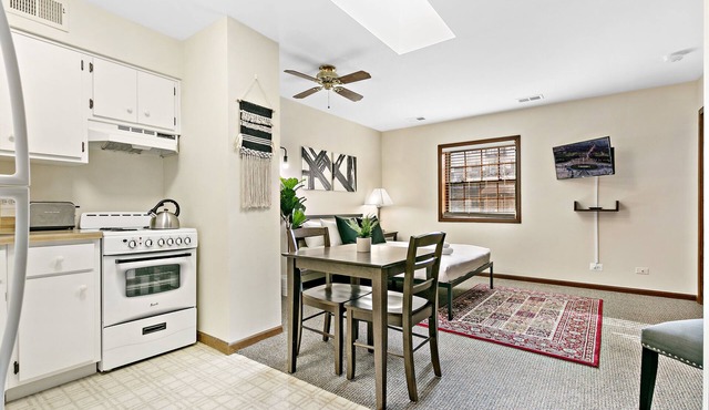 Chic Studio in Downtown Highland Park near Metra