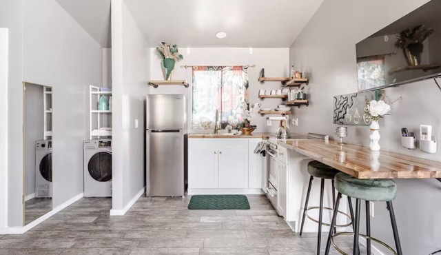 Chic studio in superb Redlands with AC