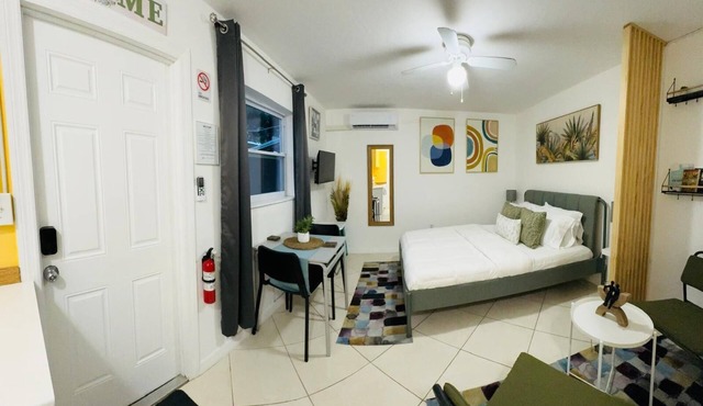Chic Studio Minutes from Hard Rock Café Hollywood