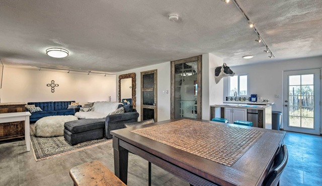Chic Studio w/Grill - 25 Mins to Taos Ski Valley!