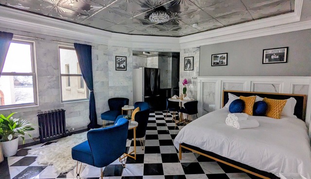 Chic studio w/lake views 3 blocks from beach! Minutes to downtown! Pet-friendly!