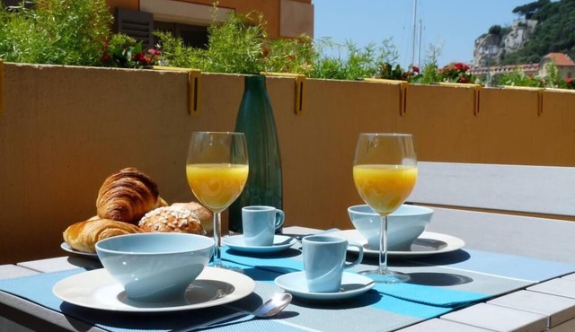 Chic studio with terrace and beautiful view of the port, 100m from the beach, parking available