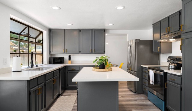 Chic Stylish 5Bed/3Bath Retreat near Downtown