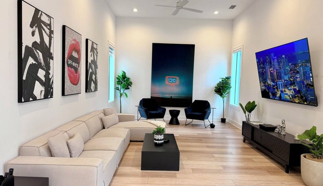 Chic & Stylish Home Steps from Tampa Riverwalk
