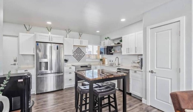 Chic & Stylish Midtown PHX Condo Retreat - Stunning Views & Light Rail Access