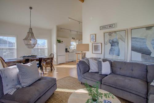 Chic Summer House Cottage Walk to Ocean!