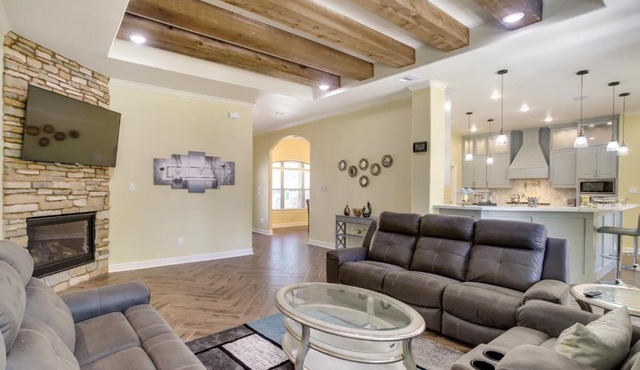 Chic Texas Abode w/Patio & Fenced-In Yard!