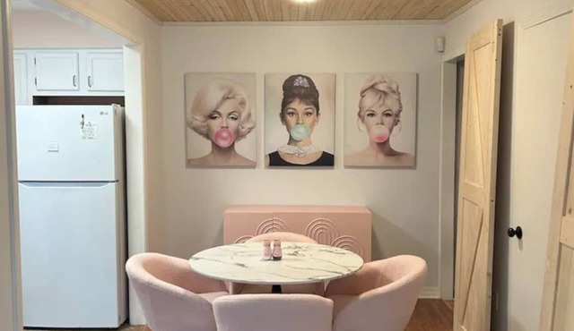 Chic Townhome at Rez, 2 Queen Beds, Smart TVs, Centrally Located, Community Pool