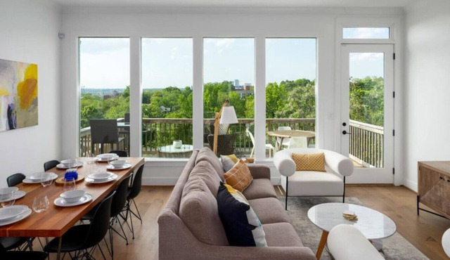 Chic Townhome Close to City & Dining