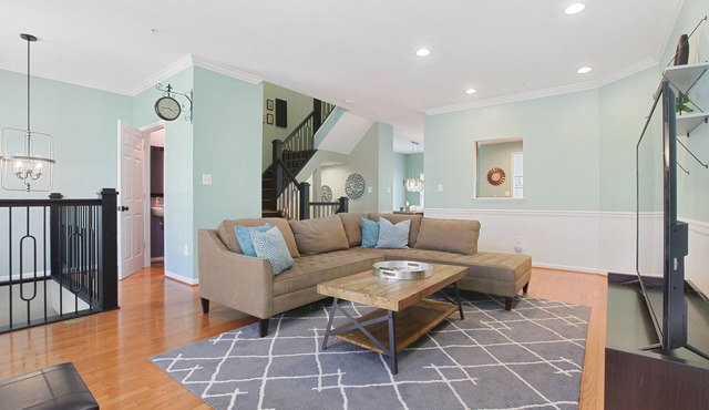 Chic Townhome - Garage, Chef's Kit - EZ 95 Access
