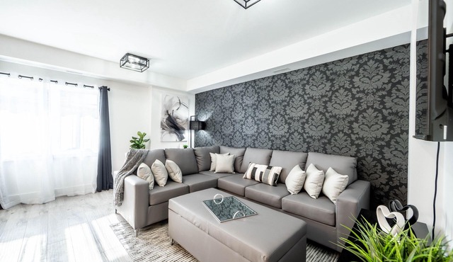 Chic Townhome, Kitchen Seats 6, Free Parking Near Niagara Falls