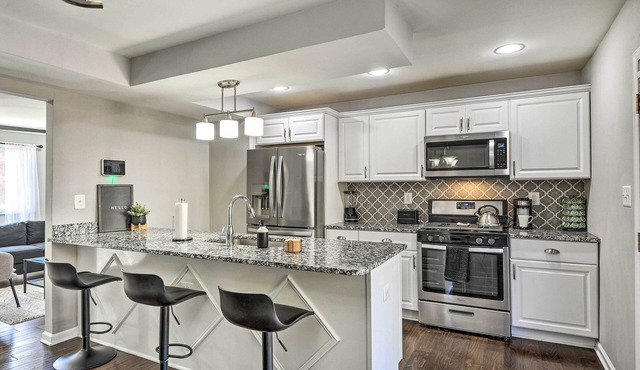 Chic Townhome w/Deck: 6 Mi to Dtwn Baltimore