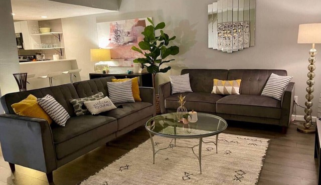 Chic-Townhouse 3BR Minutes to DT | Fast Wi-Fi Park