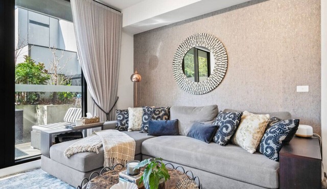 Chic Townhouse in South Yarra