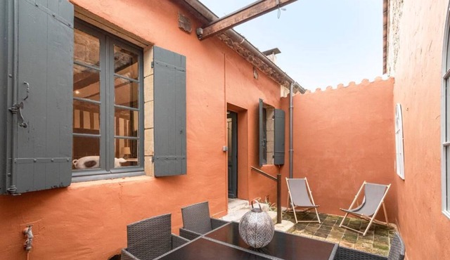 Chic Townhouse in the centre of Lauzun close to the Bastide Town of Eymet