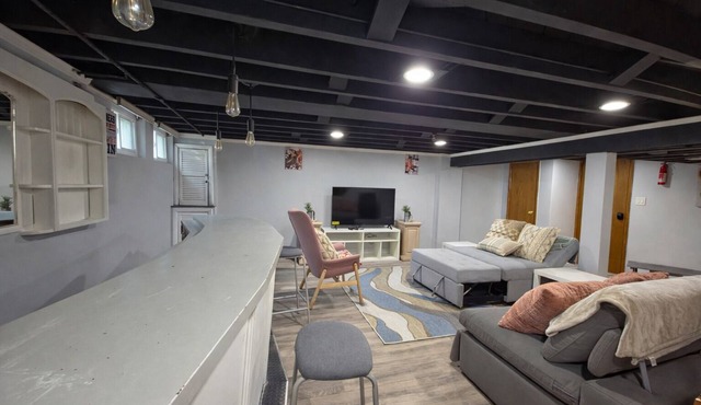 Chic Towson Townhome: 3BR, Bonus Suite, Deck, Free Parking - 15 Min to Baltimore