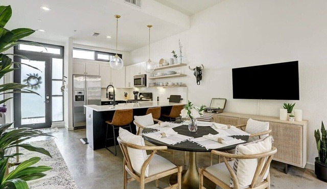 Chic Treehouse Loft Near Zilker