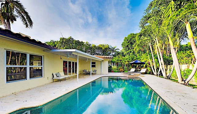 Chic tropical retreat w/ private outdoor pool - walk to beach & dining