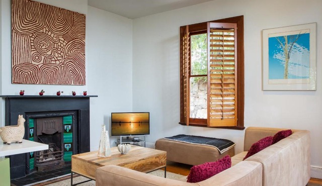 Chic Two-storey Cottage with Darling Harbour Views