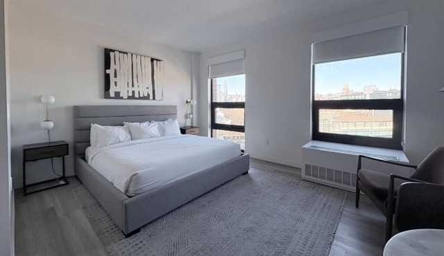 Chic Unit by Gantry Plaza State Park – Queen Bed + Modern Kitchen Design