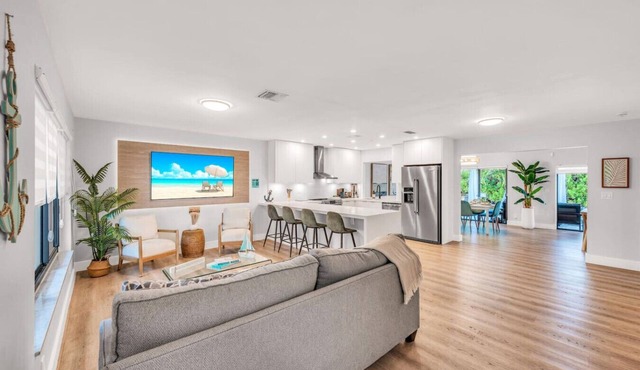 Chic + Upscale + Heated Pool | 15 min FLL & Beach