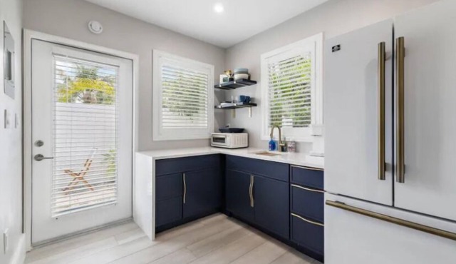 Chic Upscale Tiny House with WiFi and AC Best Location in Palm Beach Gardens