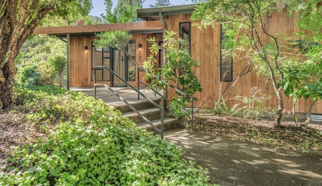 Chic Urban Cabin with Cozy Fireplace, Full Kitchen & WiFi - Just Off I-5