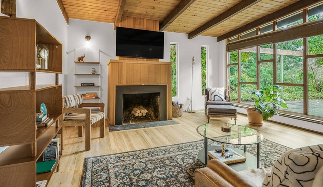 Chic urban cabin with full kitchen & WiFi - just off I-5