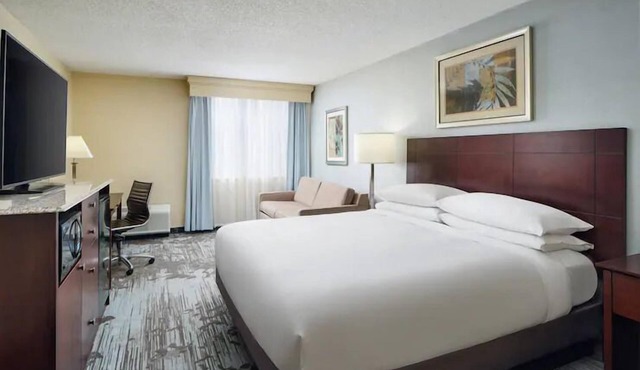 Chic Urban Getaway: Close to Battle Park! FREE Parking Onsite, Pool!