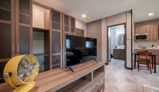 Chic Urban Loft across from BU