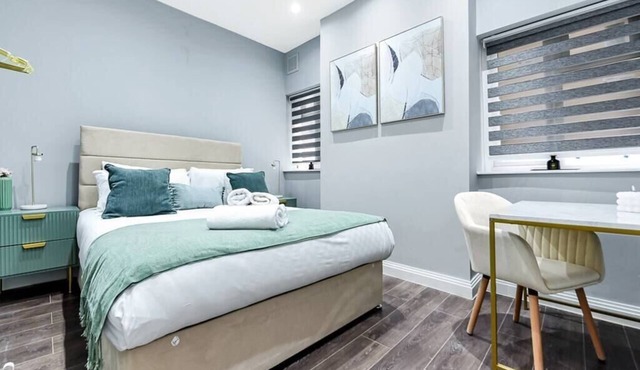 Chic Urban Retreat: 3BR Gem in Vibrant Location