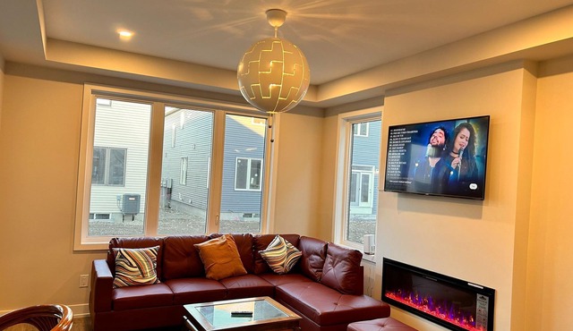 Chic Urban Retreat: 4 Bedroom &3.5 Bath w/Parking+Kitchen & Self Check-In-Kanata