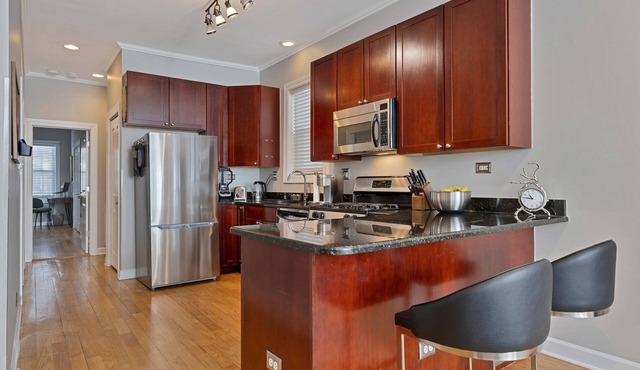 Chic Urban Retreat Near Wrigley Field w/Parking