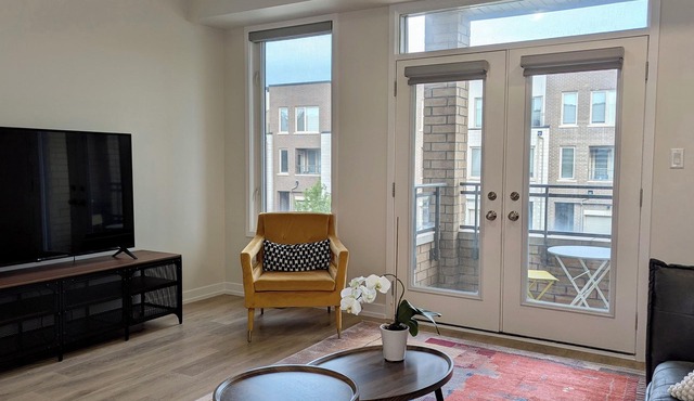 Chic Urban Stay in Oakville - 40mins to Toronto, walking distance to shops