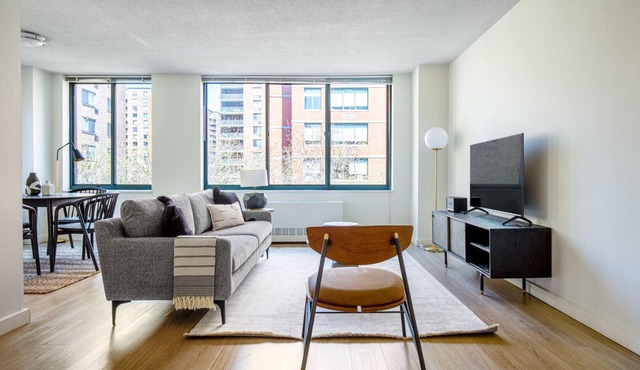 Chic UWS 2BR w/Gym, Doorman, Elevator, near park & trains, by Blueground