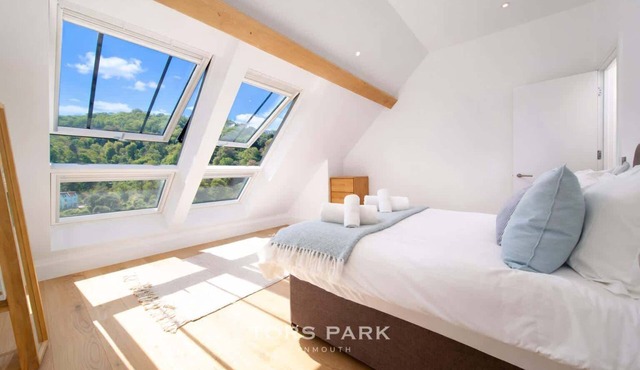 Chic Valley View Stay | Balcony | Parking | 2Bed