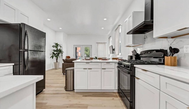 Chic & Vibrant Dtwn Apartment