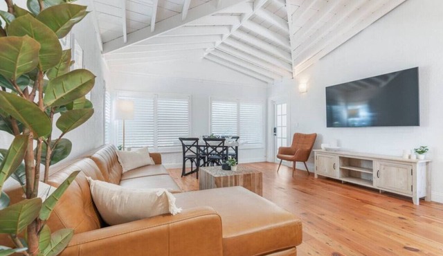 Chic Victoria Park Villa- 3BR-2BA w/Heated Pool & Spa