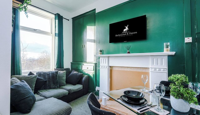 Chic Victorian 2 bed duplex flat, sleeps 4, pet friendly, free parking.