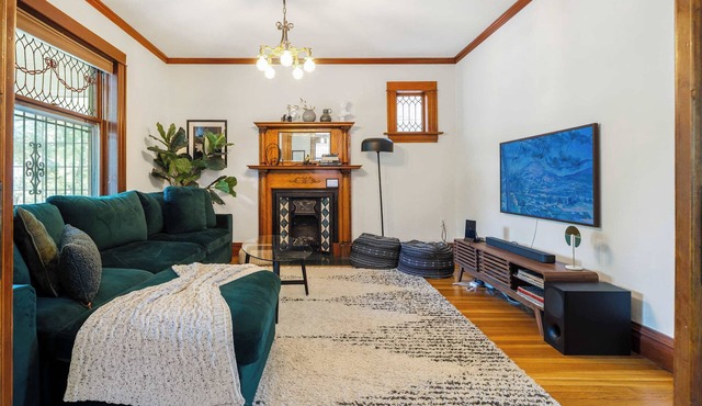 Chic Victorian Manor | Sleeps 12 | Congress Park
